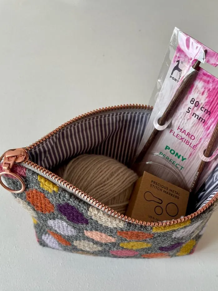Embroidered purse with circles by Önling, pattern