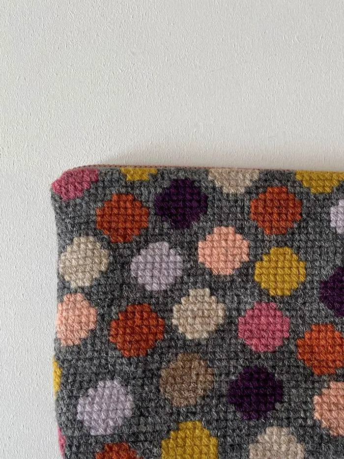 Embroidered purse with circles by Önling, pattern