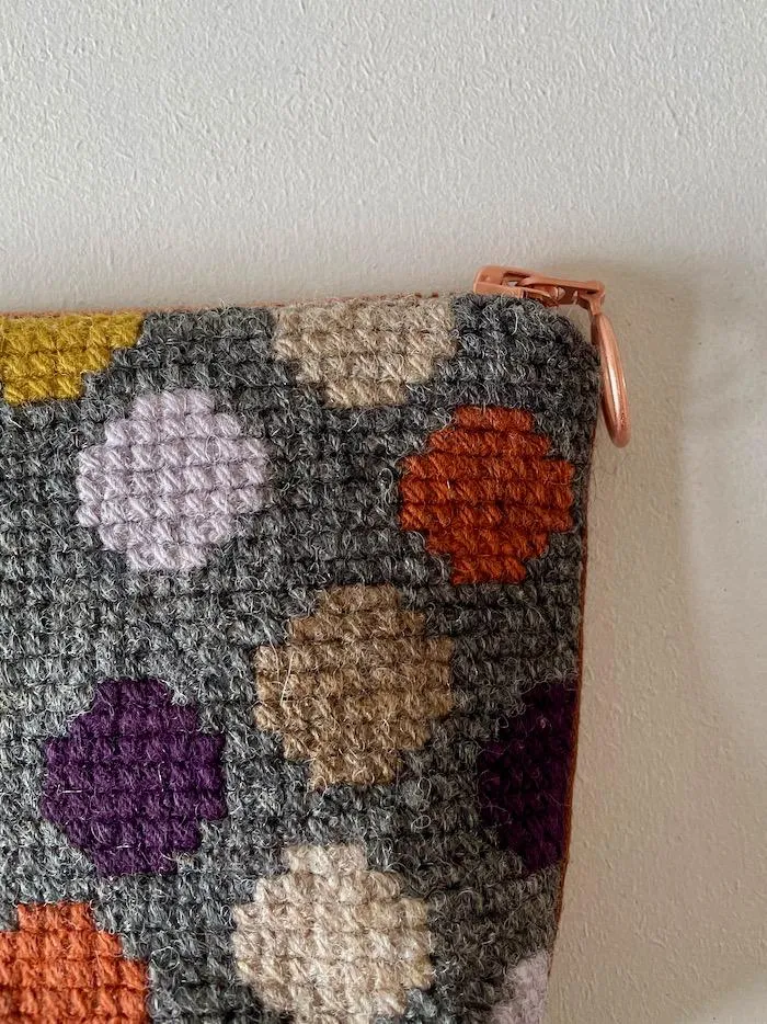 Embroidered purse with circles by Önling, pattern