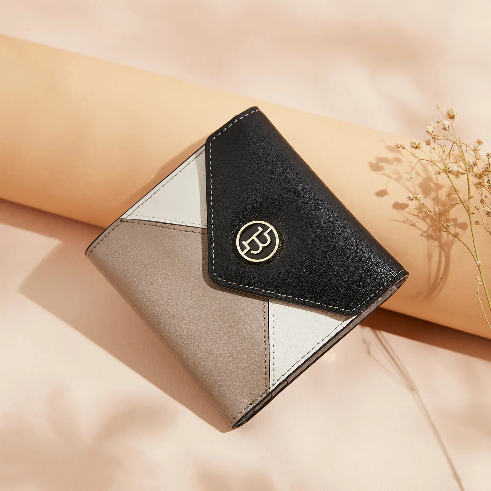 Rozenn Small Bifold Wallet with Card Case for Women in Leather